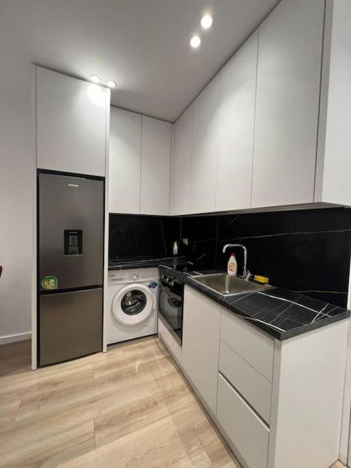 Spacious Apartment Ish-Blloku Area Tirana Exterior photo